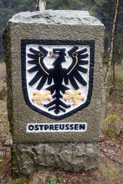 Insgesamt 10 Gedenksteine, mit den Wappen der ehemaligen deutschen Länder, befinden sich am Kreuz des deutschen Ostens.