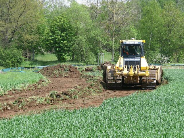 Wenn eine Raupe übers fällt zieht, dann ist das bestimmt nicht der Bauer. Hier wird Platz für die A49 geschaffen.
