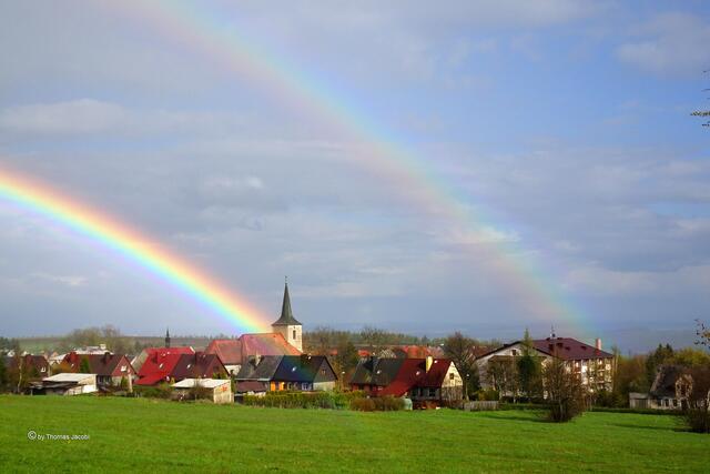 ein Regenbogen am Fuße des Kupferhübel (Mědník) in Richtung Kupferberg (Měděnec), der dann doppelt zu sehen war
