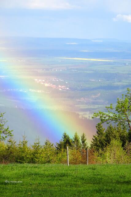 Regenbogen zwischen Kupferberg (Měděnec) und Köstelwald (Kotlina) über dem Egertal