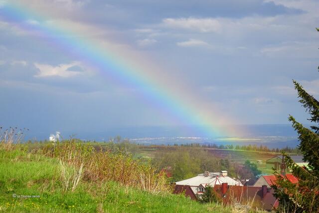 ein Regenbogen am Fuße des Kupferhübel (Mědník) in Richtung Kupferberg (Měděnec)