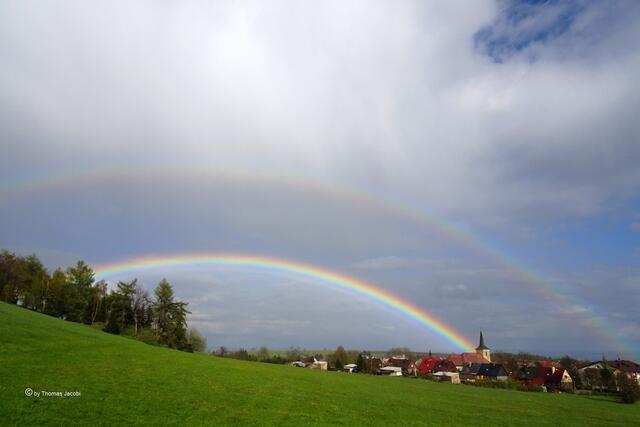ein Regenbogen am Fuße des Kupferhübel (Mědník) in Richtung Kupferberg (Měděnec), der dann doppelt zu sehen war