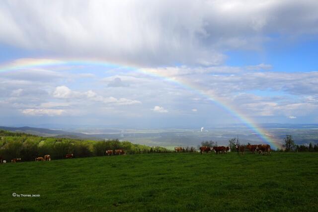 Regenbogen zwischen Kupferberg (Měděnec) und Köstelwald (Kotlina) über dem Egertal