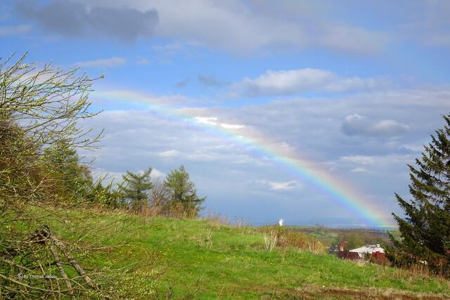 ein Regenbogen am Fuße des Kupferhübel (Mědník) in Richtung Kupferberg (Měděnec)