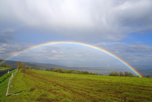 Regenbogen zwischen Kupferberg (Měděnec) und Köstelwald (Kotlina) über dem Egertal