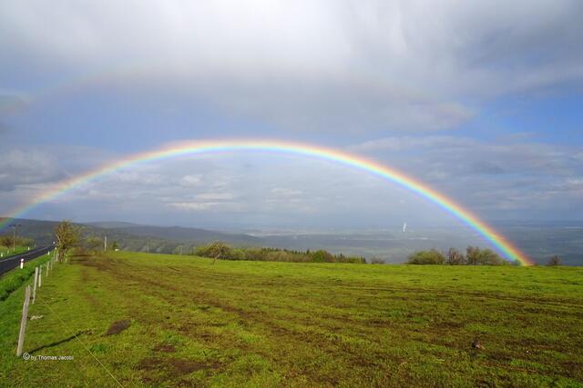 der doppelte Regenbogen zwischen Kupferberg (Měděnec) und Köstelwald (Kotlina) über dem Egertal
