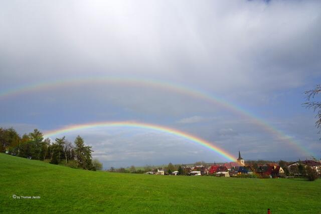 ein Regenbogen am Fuße des Kupferhübel (Mědník) in Richtung Kupferberg (Měděnec), der dann doppelt zu sehen war