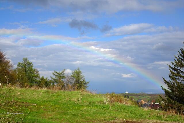 ein Regenbogen entsteht am Fuße des Kupferhübel (Mědník) in Richtung Kupferberg (Měděnec)