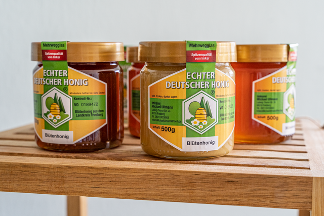Schneider's Obst- und Kaseckerl - Impressionen aus dem Fachgeschäft in Friedberg-Süd - Bienehonig von der Friedberger Imkerei Ullman