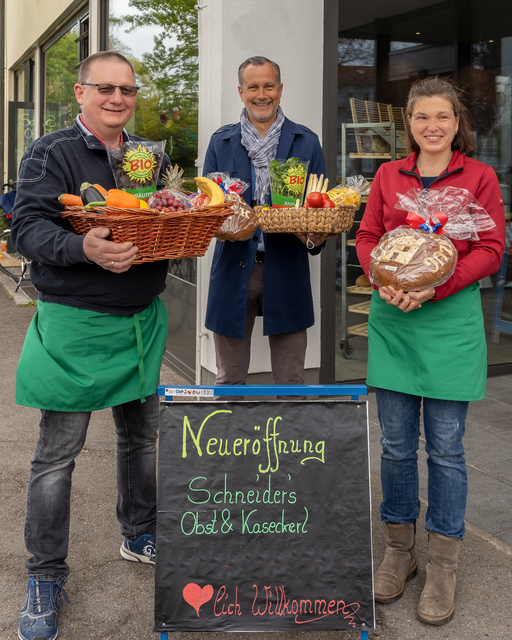 Schneider's Obst- und Kaseckerl - Friedbergs Erster Bürgermeister Roland Eichmann (Mitte) gratuliert Christine und Steffen Schneider zur Geschäftseröffnung