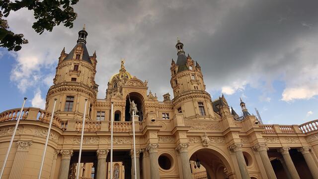 Immer wieder ist auf der Schlossinsel mit vereinzelten Regenschauern zu rechnen. Foto: Helmut Kuzina