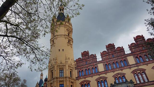 Dunkle Wolkenfelder ziehen über den Hauptturm des Schweriner Schlosses hinweg. Foto: Helmut Kuzina