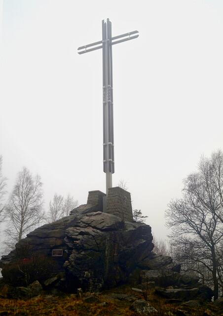 fast mystisch erscheint das Kreuz des deutschen Ostens im Nebel