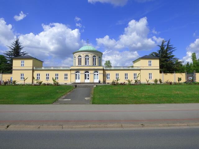 Blick von der S-Bahn-Haltestelle zum Bibliotheks-Pavillon