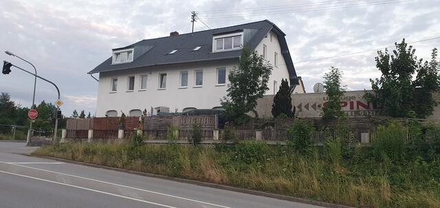 Am Ende der Bahnhofstraße befand sich die Bahnhofwirtschaft (im Jahr 1954 noch mit der Adresse "Bahnkolonie 7). Eigentümer waren 1913 Klemens Moos und 1954 Johann Böller (ein Wirt hieß wohl auch "Rauner"). Der Vorgängerverein des "Heimat- und Volkstrachtenvereins Gersthofen" ("Gebirgstrachten-Erhaltungsverein D’Lechtaler Gersthofen") wurde übrigens am 15.08.1920 in dieser Wirtschaft gegründet.