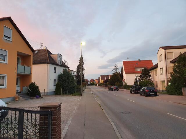 Das ist das Vergleichsbild von heute von ungefähr dem gleichen Standort. Es gibt nun keine Lücken in der Bebauung mehr, viele Gebäude haben sich zudem mittlerweile verändert.
