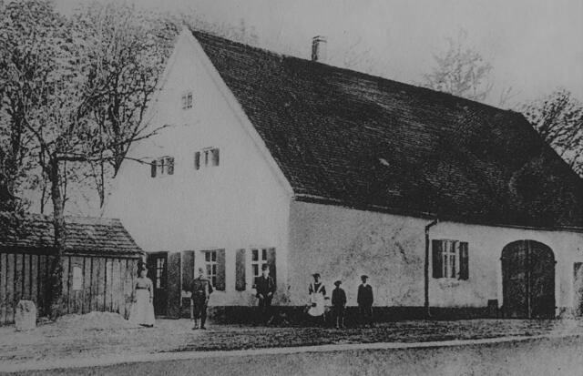 Die Bahnhofstraße 10 war der sogenannte "Sommerkeller" der Strasserwirtschaft. Die Gemeinde Gersthofen erwarb diesen gemeinsam mit dem Strasserschen Anwesen im Jahr 1940. Während des Krieges sollen dort Bunker errichtet worden sein. Nach dem Krieg wurde das Gebäude abgerissen, mittlerweile ist es ein Park. Das Bild wurde aus dem Buch "Gersthofen in alten Ansichten" aus dem Jahr 1987 abfotografiert.