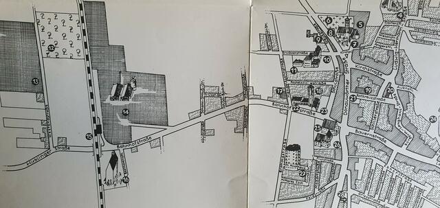 Der Stadtplan von 1954 zeigt ebenfalls die noch sehr lockere Bebauung entlang der Bahnhofstraße. Der Plan stammt aus dem Buch "Gersthofen - Werden und Wachsen eines Gemeinwesens" aus dem Jahr 1954 udn wurde entsprechend abfotografiert.