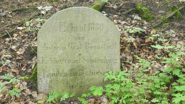 Ich möchte den jämmerlichen Zustand dieses Gedenksteines lieber nicht kommentieren, auch unter der Prämisse, das "Nachkommen" derer von Bernsdorff jetzt wieder auf der Insel hausen.