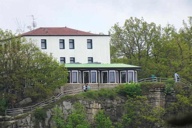 Das Berghotel Hexentanzplatz befindet sich gegenüber der Rosstrappe auf der anderen (rechten) Talseite