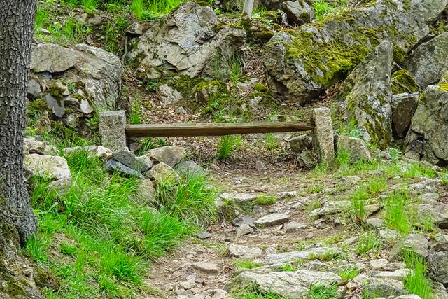 mehrere solcher Bänke stehen im oberen Bereich der Schurre zum Ausruhen