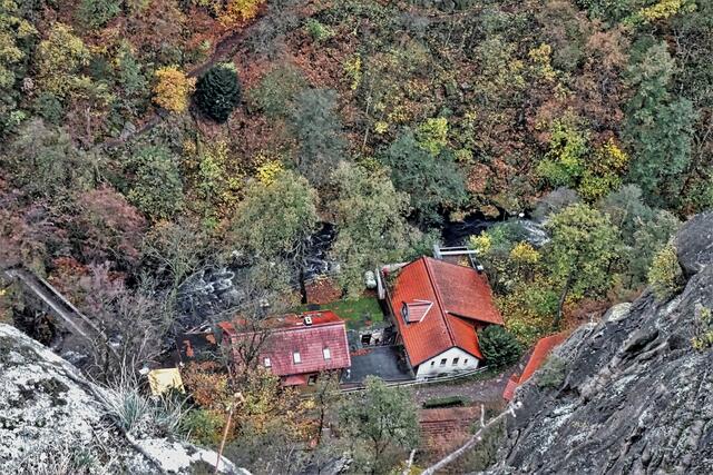 Blick von der Rosstrappe auf die 250 m tiefer im Bodetal liegende Waldgaststätte Königsruh. (Archivbild)