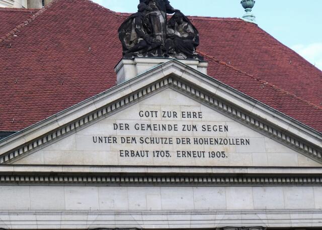 Giebel der Kirche mit Aufschrift.