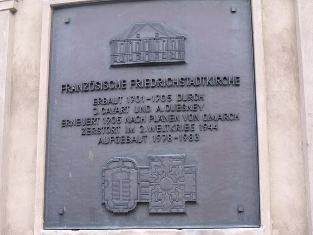 Vorderansicht und Grundriss der Kirche auf einer Bronzetafel links neben dem Eingang.