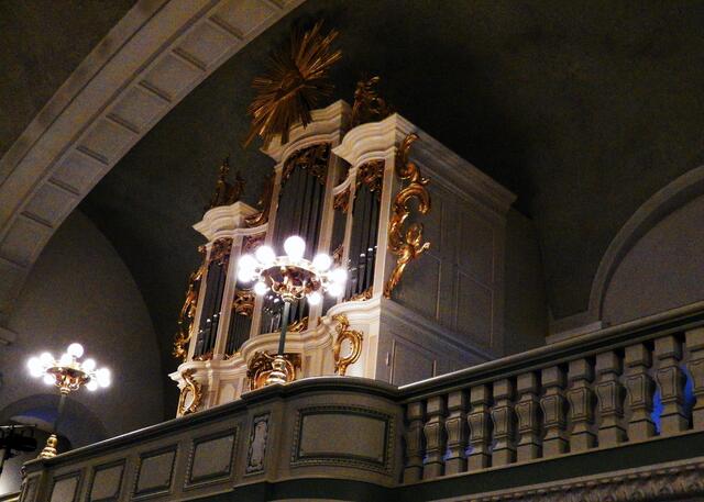 Die Orgel schuf die Bautzener Orgelbaufirma Eule. Ganz oben das „Auge Gottes“ im Strahlenkranz.