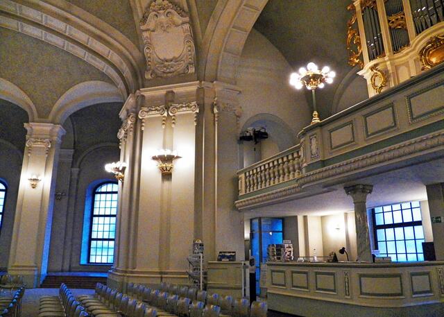 Der Innenraum der Kirche ist einfach gehalten. Kreuze und Bilddarstellungen gibt es nicht.