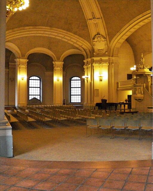 Die inzwischen deutschsprachige Französische Kirche zu Berlin (Hugenottengemeinde) mit ihren ca. 1000 Gemeindegliedern teilt sich das Gebäude mit der (unierten) Ev.Kirchengemeinde in der Friedrichstadt und der Communauté protestante francophone, die jeden Sonntag in den unteren Räumlichkeiten der Kirche (im Georges-Casalis-Saal) einen französischsprachigen Gottesdienst feiert (Text der Webseite entnommen).