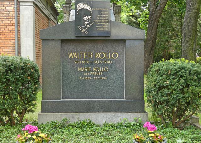 Gleich hinter dem Eingang Ackerstraße befindet sich die Grabstätte des Komponisten Walter Kollo (1878–1940).