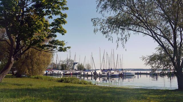 Ziel des Rundgangs sind auf der Insel des Schweriner Sees Restaurant & Café des Seglerheims sowie der dortige Bootshafen. Foto: Helmut Kuzina