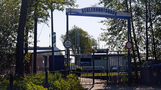 Über die schmale Brücke geht es zum Seglerbootshaus, das sich auf der kleinen Insel des Schweriner Sees befindet. Foto: Helmut Kuzina