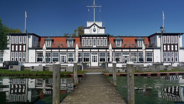 Ausblick vom Bootsanlegesteg auf das Bootshaus des Schweriner Segler-Vereins von 1894. Foto: Helmut Kuzina