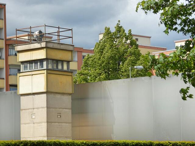 Blick vom Friedhof zum Wachturm Bernauer Strasse / Ecke Ackerstrasse.