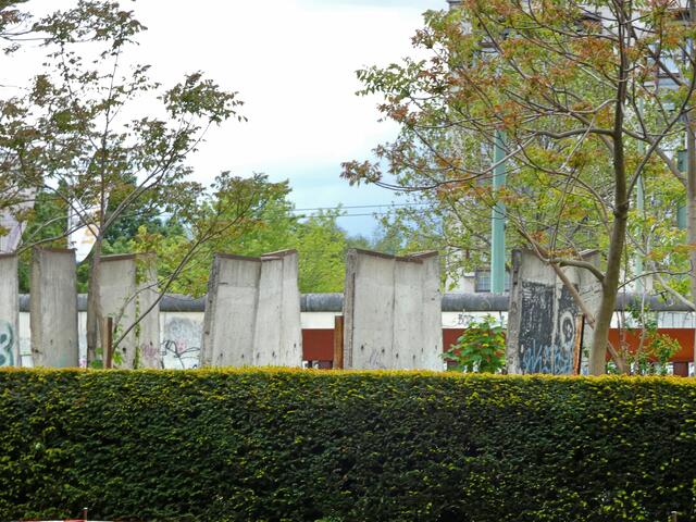 Mauerreste und -fragmente gleich hinter der Friedhofshecke.