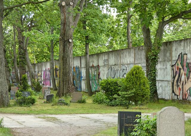 Fragmente auf dem Friedhof, Hinterlandmauer oder sog. Vorfeldsicherung ....