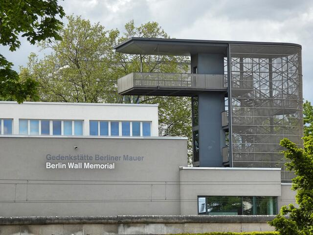 Blick zur Gedenkstätte Bernauer Straße mit Aussichtsplattform. Die Gedenkstätte und Plattform sind momentan für Publikum geschlossen und derzeit noch vewaist. Da jedoch in Kürze eine Öffnung in Sicht ist, werden sich bald wieder die Besucher auf der Aussichtsplattform drängen.