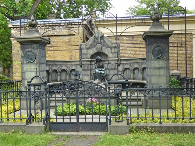 Grabanlage Carl Bechstein (1826–1900), Klavierbauer und Begründer der berühmten Pianoforte-Fabrik C. Bechstein. Die Skulptur in der Mitte ist die "Trauernde Muse" von Max Koch.