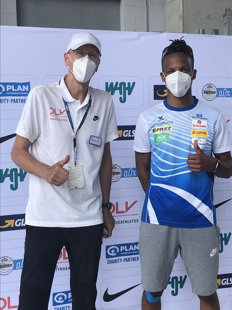 ehemaliger Weltmeister im Stabhochsprung Raphael Holzdeppe (rechts) mit Kampfrichter Thorsten Lange vom SVWO