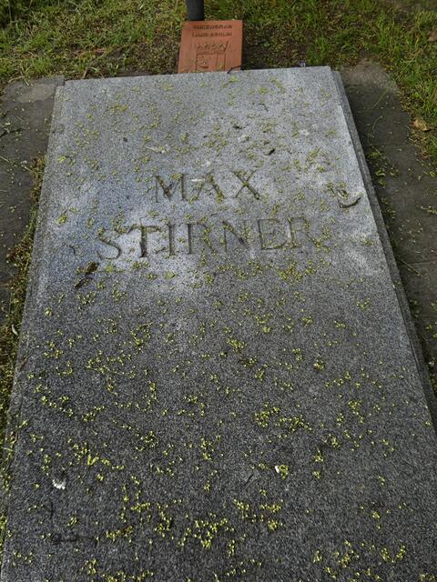 Schmucklose Grabplatte an der Grabstätte des Max Stirner (eigentlich Johann Caspar Schmidt) , deutscher Philosoph, Journalist, Schriftsteller und Übersetzer.
