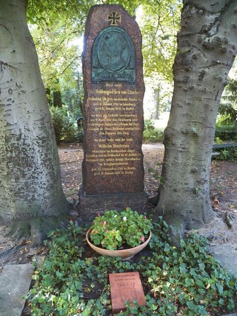 Ehrengrab des Heldenmädchens von Lüneburg Johanna Stegen (ab 1817 Johanna Hindersin (* 11. Jan 1793 in Lüneburg; † 12. Jan 1842 in Berlin). Johanna Stegen ging durch ihre Tat bei den Befreiungskriegen gegen die Franzosen im Jahre 1813 als „Heldenmädchen von Lüneburg“ in die Geschichte ein.  Das Medaillon ist von Albert Moritz Wolff.