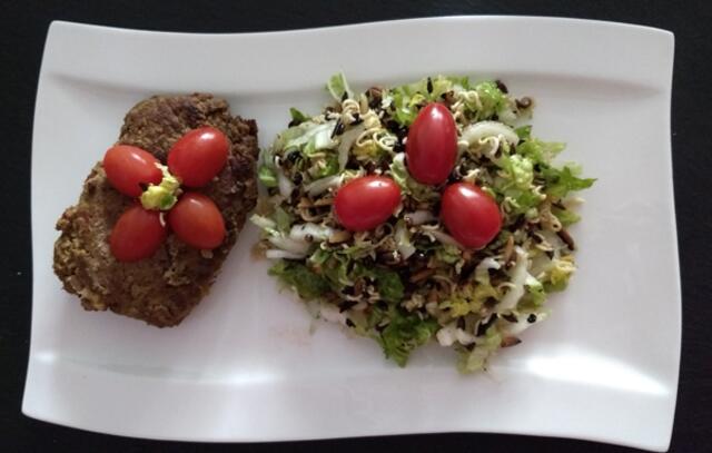 Yum Yum Salat mit Frikadelle