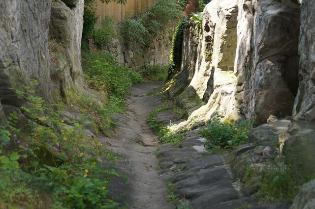 derzeit gesperrter Weg von der Höhlenwohnung nach Langenstein (Archivbild)