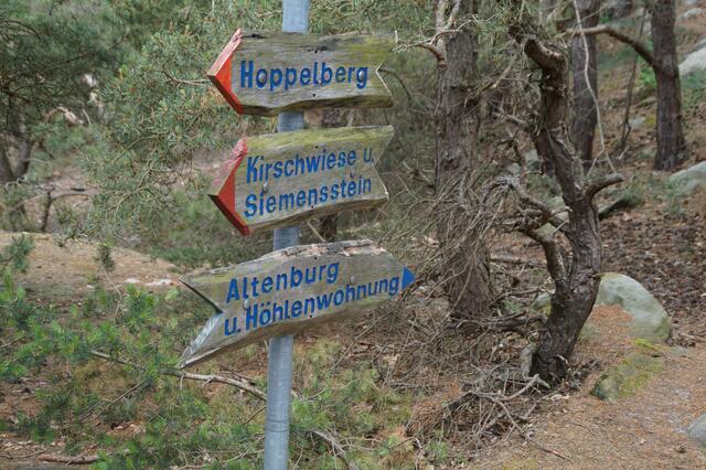 interessante Wegweiser auf dem Hoppelberg