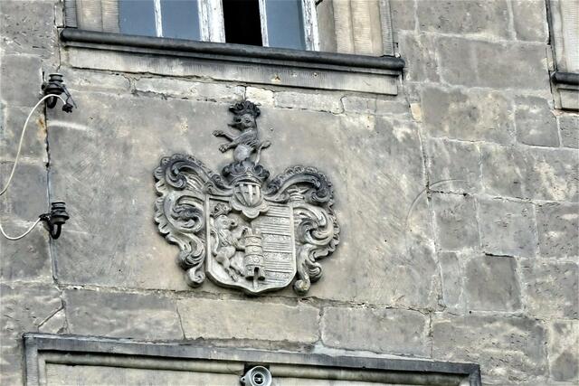 Wem mag dieses Wappen gehört haben? An einem verfallenen Gutshof in Langenstein.