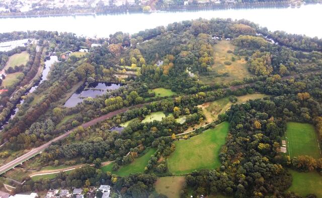 Kurz unterhalb des Maschsees ist der Leineverlauf, parallel zu dessn Ufer, erkennbar. Links der Schnelle Graben. Unten in der Bildmitte ist gerade so die kleine Ihme erkennbar, die ein Stück weiter außerhalb des Bildes zum Fluss wird. | Foto: Fabian Wolter