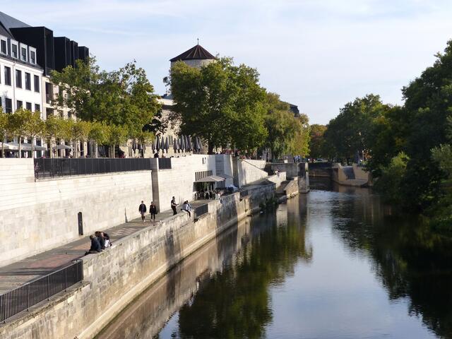 Am Hohen Ufer, der neugestalteten, schicken Leinepromenade, sorgt sie für viel Flair. Ein Bummel dort lohnt sich. An diesem historischen Ort mit dem erhöhten Ufer liegen Hannovers Ursprünge.