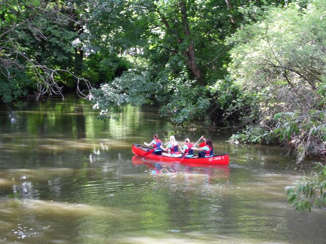 Die nach dem Schnellen Graben kleinere Leine schlängelt sich am Maschpark mit dem Neuen Rathaus entlang.